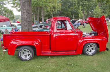 Kırmızı 1955 ford f-100 kamyonet