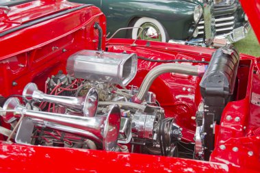Kırmızı 1955 ford f-100 kamyonet motor