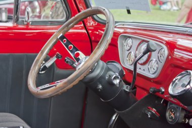 Kırmızı 1955 ford f-100 kamyonet iç