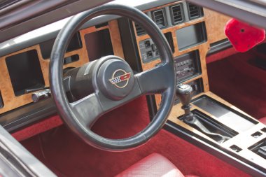 Kırmızı 1980 Chevrolet corvette iç