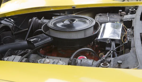 1975 corvette stingray żółty silnika — Zdjęcie stockowe
