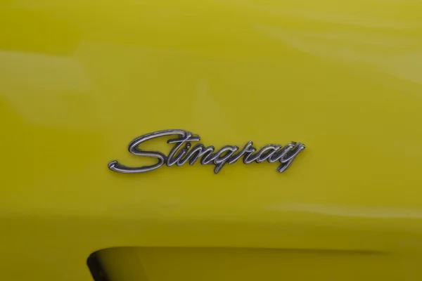 1975 Corvette Stingray Lato giallo e nome — Foto Stock