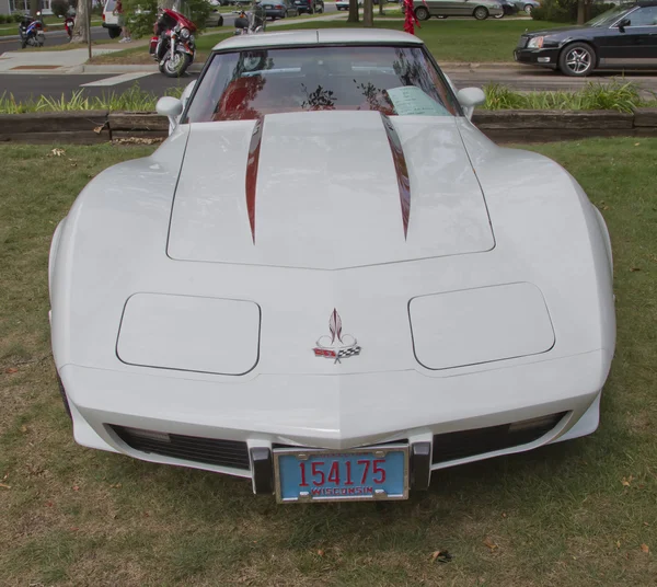 Beyaz 1977 corvette Önden Görünüm — Stok fotoğraf