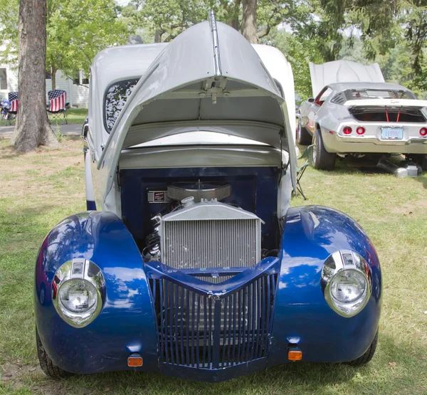 1940 blå & vita Ford lastbil framifrån — Stockfoto