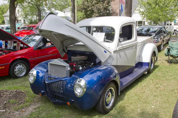 1940 รถบรรทุกฟอร์ดสีฟ้าและขาว — ภาพถ่ายสต็อก