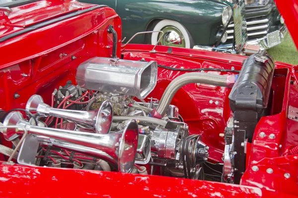 赤 1955年フォード f 100 ピックアップ トラック エンジン — ストック写真