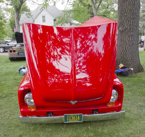 Красный пикап Ford F-100 1955 года выпуска — стоковое фото