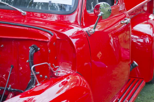 Röd 1955 ford f-100 pickup lastbil sidopanelen — Stockfoto