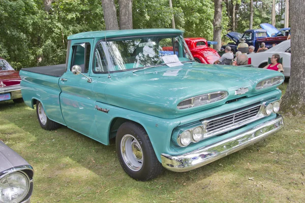 Blauwe 1960 chevy apache vrachtwagen — Stockfoto