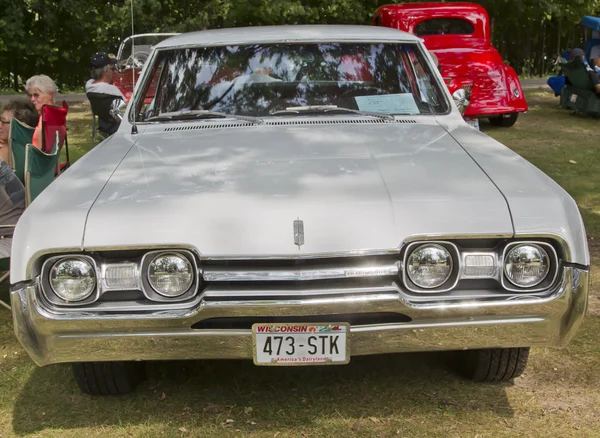 Beyaz 1967 cutlass f85 araba Önden Görünüm — Stok fotoğraf