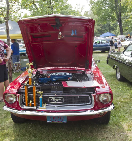 Красный двигатель Ford Mustang 1968 — стоковое фото