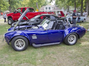 Mor ve beyaz 1965 Ford Shelby Cobra motor yan