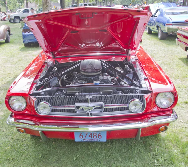 1960'lı yıllarda kırmızı Ford Mustang önden görünümü — Stok fotoğraf