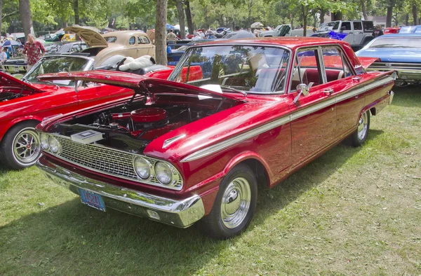 1963 kırmızı ford fairlane — Stok fotoğraf