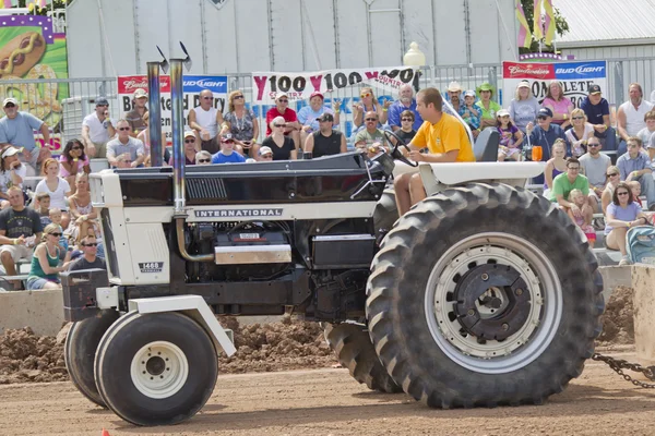 Internationella Mr black traktor på nära håll — Stockfoto