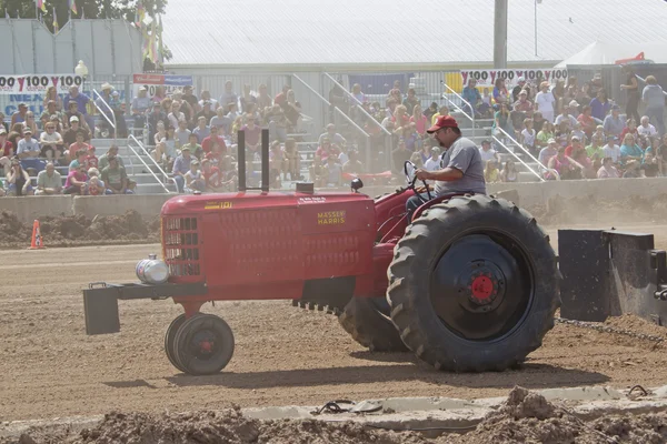 Tahání traktoru Massey harris — Stock fotografie