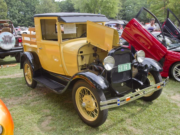 Yellow Ford Model A 1929 — стоковое фото