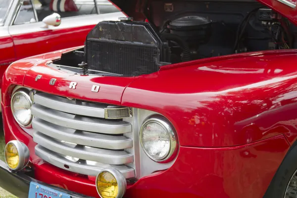 1950 röd ford f1 pickup grill — Stockfoto