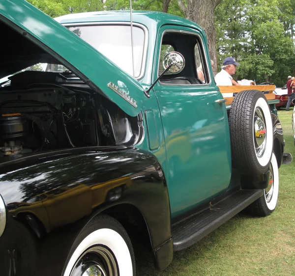 1948 chevy pick-up truck zijaanzicht — Stockfoto