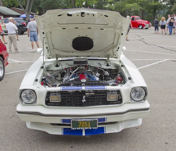 1978 ford cobra motor vpředu — Stock fotografie