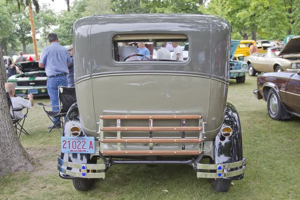 1931 ford sedan zadní pohled na město — Stock fotografie