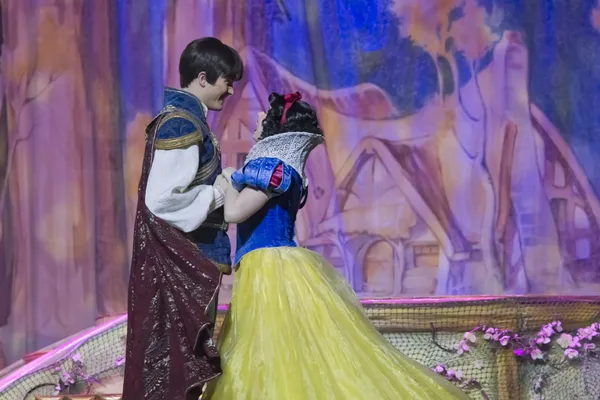 Pretty Snow White dancing with Prince — Stock Photo, Image