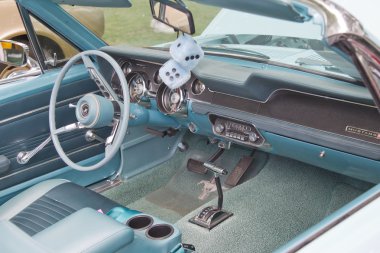 1967 aqua Ford Mustang iç ve zar
