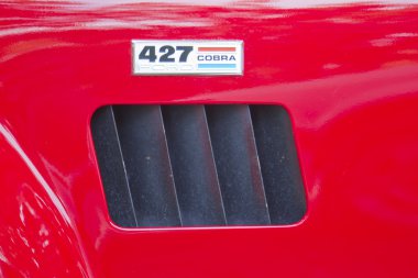 1965 kırmızı beyaz ford ac cobra amblemi
