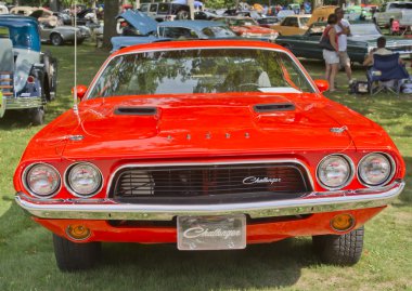 1972 turuncu dodge challenger Önden Görünüm