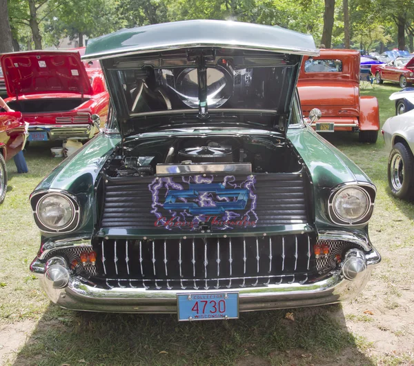 1957 Chevy verde vista frontal — Foto de Stock