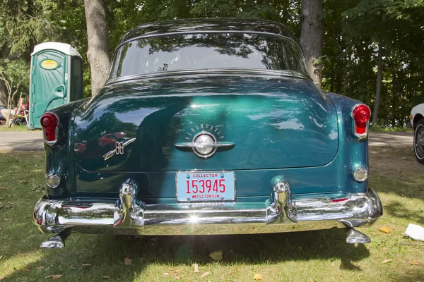 Vista trasera azul Oldsmobile 88 —  Fotos de Stock