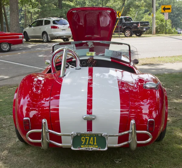 1965 kırmızı beyaz ford ac cobra arka görünüm — Stok fotoğraf