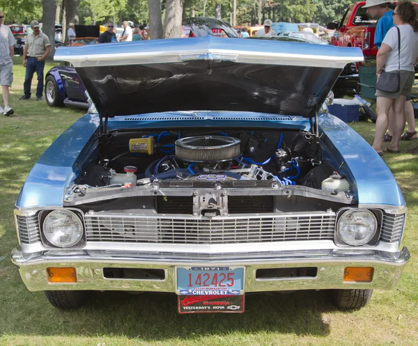 1971 Chevy Nova azul vista frontal — Fotografia de Stock