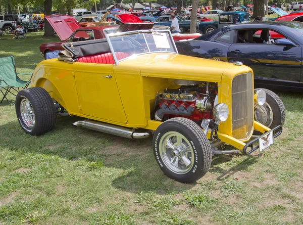 1938 Ford Roadster giallo — Foto Stock