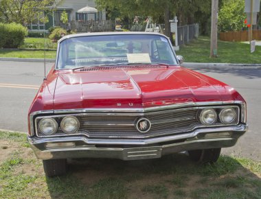 Vintage kırmızı buick Önden Görünüm