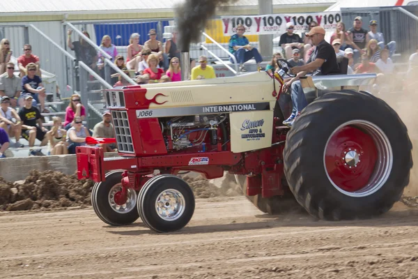Mezinárodní traktor tahání — Stock fotografie
