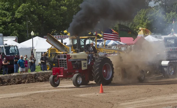 Internationella traktorpulling rök överallt — Stockfoto