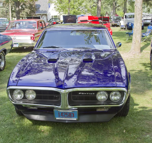 1967-es lila Pontiac Firebird elölnézete — Stock Fotó