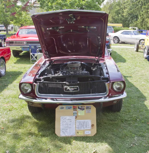 1968 Ford Mustang vista frontal — Fotografia de Stock