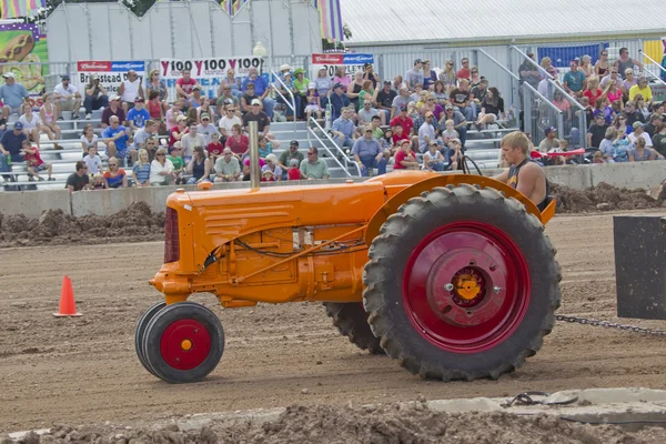 Minneapolis moline traktor tahání — Stock fotografie