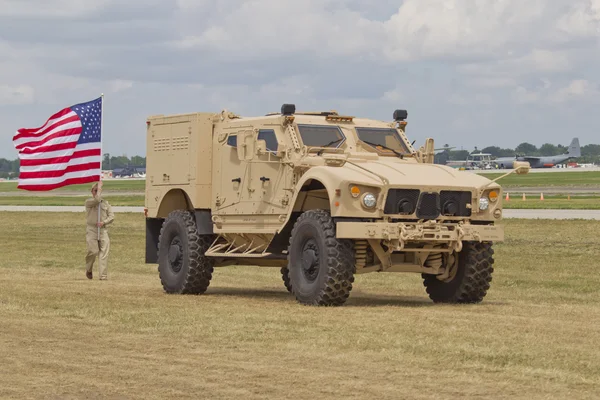 Soldat, flagga och humvee på eaa — Stockfoto