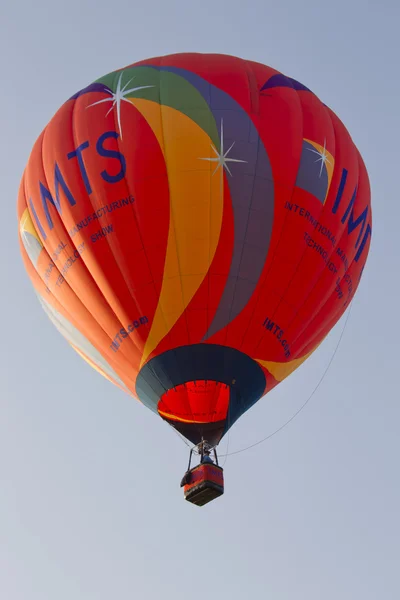 Orange imts ballong segling i himlen — Stockfoto