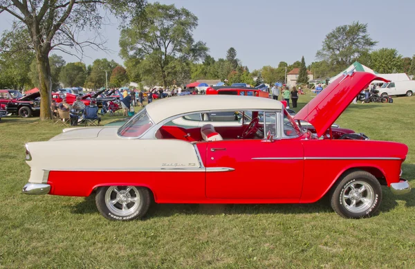 Красный & белый 1955 chevy Бел-Эйр — стоковое фото