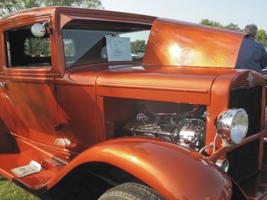 1930 turuncu Chevrolet coupe yan