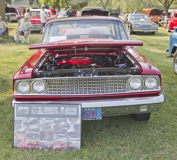 1963 Red Ford Fairlane vista frontal — Fotografia de Stock