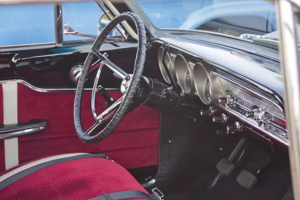 1963 kırmızı ford fairlane iç