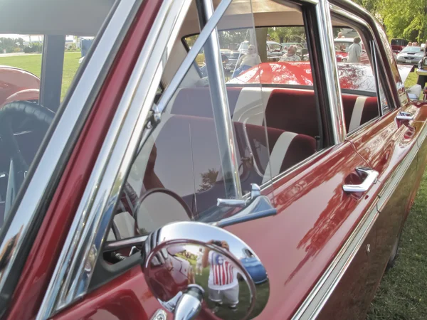 1963 červené ford fairlane řidičů strana — Stock fotografie