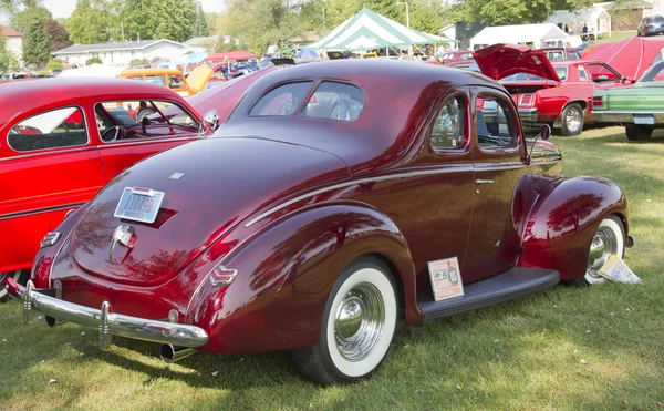 1940 Ford DeLuxe vista traseira — Fotografia de Stock