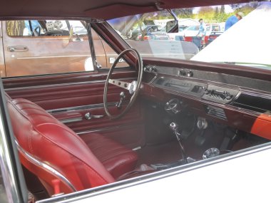 1966 beyaz chevy chevelle ss iç yan görünüm