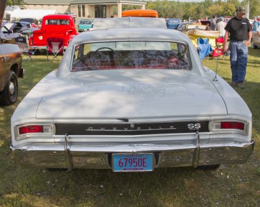 1966 beyaz chevy chevelle ss arka görünüm